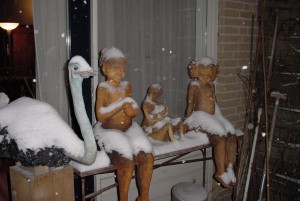 Kind met bal en kind met staarten in sneeuwDSC00088